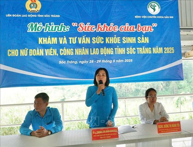 Phó Chủ tịch Liên đoàn Lao động tỉnh Sóc Trăng Trần Thị Bảo Khuyên phát biểu tại buổi khám và tư vấn sức khỏe sinh sản cho nữ đoàn viên, công nhân lao động tỉnh. Ảnh: Tuấn Phi - TTXVN