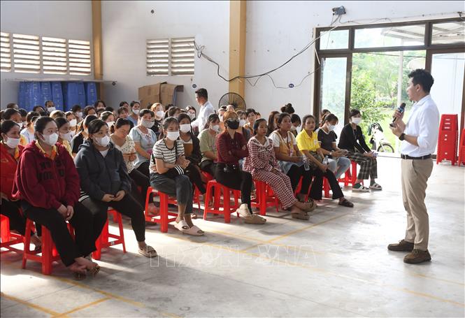 Tư vấn dinh dưỡng cho trẻ em từ 0-24 tháng tuổi cho nữ công đoàn viên, người lao động tại Khu công nghiệp An Nghiệp (Sóc Trăng). Ảnh: Tuấn Phi - TTXVN