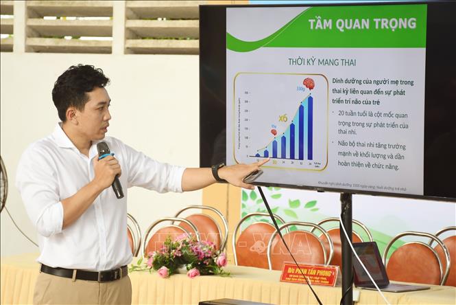 Bác sĩ Đỗ Phước Đạt (Bệnh viện sản nhi Sóc Trăng) tư vấn dinh dưỡng cho trẻ em từ 0-24 tháng tuổi cho nữ công đoàn viên, người lao động. Ảnh: Tuấn Phi - TTXVN