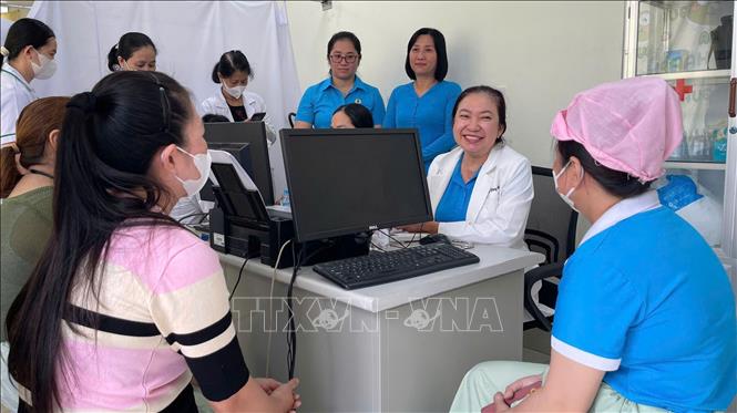 Tư vấn, khám phụ khoa miễn phí cho công đoàn viên người lao động nữ tại Khu công nghiệp An Nghiệp (Sóc Trăng). Ảnh: Tuấn Phi - TTXVN