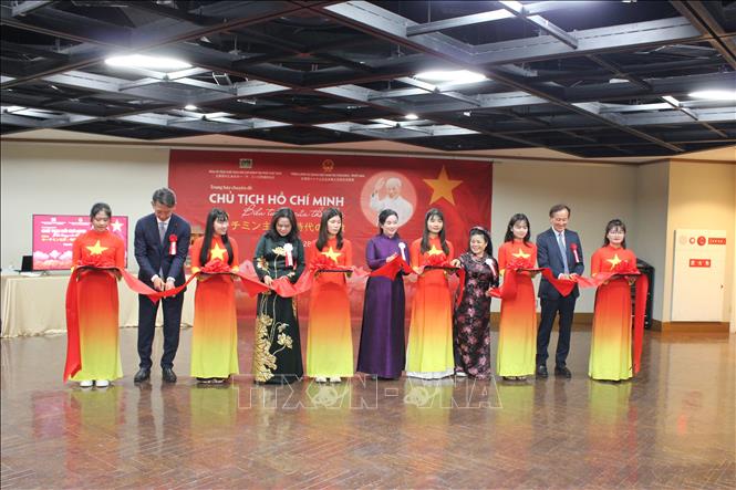 Các đại biểu cắt băng khai mạc Triển lãm. Ảnh: Nguyễn Tuyến-PV TTXVN tại Nhật Bản