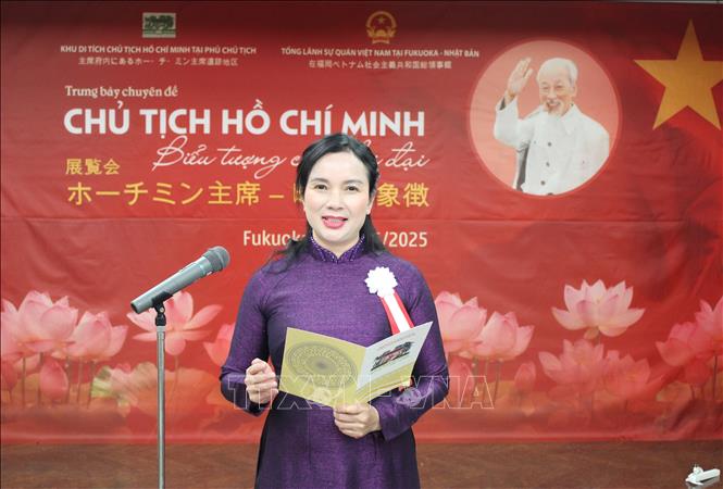 Bà Lê Thị Phượng, Giám đốc Khu di tích Chủ tịch Hồ Chí Minh tại Phủ Chủ tịch phát biểu khai mạc Triển lãm. Ảnh: Phạm Tuân - PV TTXVN tại Nhật Bản