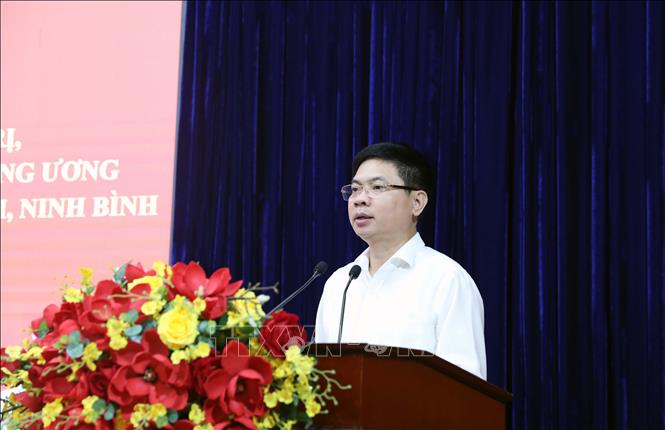 Bí thư Tỉnh ủy, Chủ tịch UBND tỉnh Hà Nam Trương Quốc Huy phát biểu báo cáo tại hội nghị. Ảnh: Đại Nghĩa - TTXVN