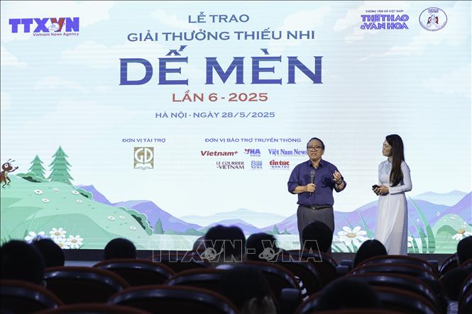 Phó Chủ tịch Hội Nhà văn Việt Nam, Chủ tịch Hội đồng giám khảo Trần Đăng Khoa phát biểu. Ảnh: Lê Đông - TTXVN