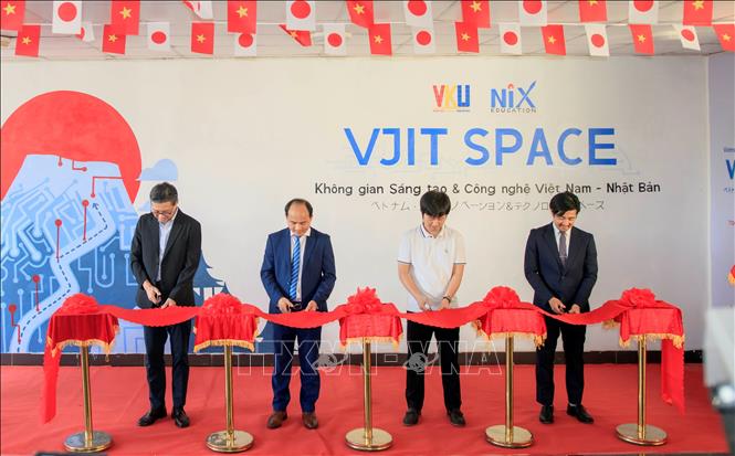 Cắt băng khai trương “Không gian Sáng tạo và Công nghệ Việt Nam – Nhật Bản”. Ảnh: Văn Dũng-TTXVN