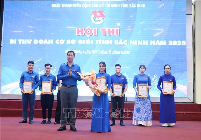 Ban tổ chức trao giải cho các thí sinh. Ảnh: Thanh Thương - TTXVN
