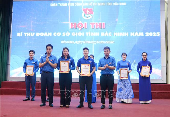Ban tổ chức trao giải cho các thí sinh. Ảnh: Thanh Thương - TTXVN
