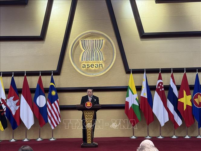 Tổng Thư ký ASEAN Kao Kim Hourn thông báo kết quả Hội nghị Cấp cao ASEAN lần thứ 46. Ảnh: Đỗ Quyên – PV TTXVN tại Indonesia