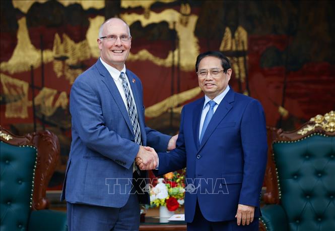 Thủ tướng Phạm Minh Chính và Hạ nghị sĩ John Moolenaar, bang Michigan, Trưởng Đoàn Nghị sĩ lưỡng đảng Hạ viện Hoa Kỳ. Ảnh: Dương Giang-TTXVN
