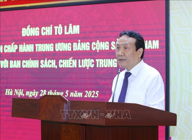 Đồng chí Nguyễn Hồng Sơn, Phó Trưởng Ban Chính sách, chiến lược Trung ương phát biểu tại buổi làm việc. Ảnh: Phương Hoa - TTXVN