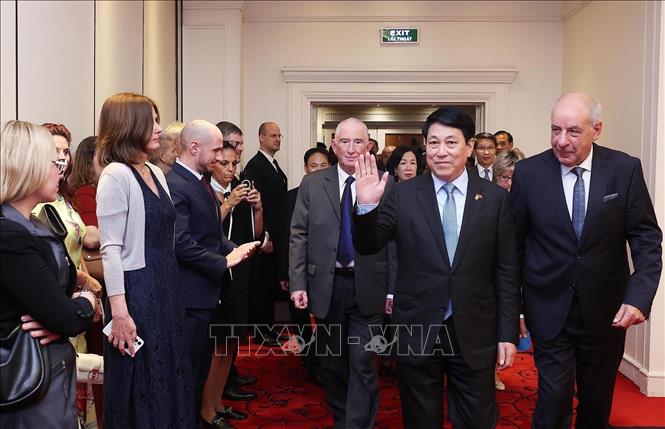 Chủ tịch nước Lương Cường và Phu nhân cùng Tổng thống Hungary Sulyok Tamas và Phu nhân dự trưng bày ảnh của nhiếp ảnh gia người Hungary Dezso Bozoky về Việt Nam xưa. Ảnh: Lâm Khánh - TTXVN