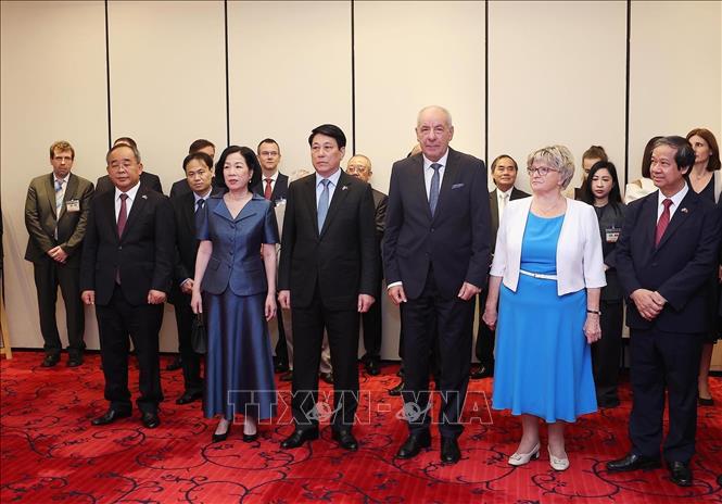 Chủ tịch nước Lương Cường và Phu nhân cùng Tổng thống Hungary Sulyok Tamas và Phu nhân dự khai mạc trưng bày ảnh của nhiếp ảnh gia người Hungary Dezso Bozoky về Việt Nam xưa. Ảnh: Lâm Khánh - TTXVN