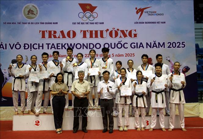 Ban tổ chức trao thưởng cho các đoàn đạt giải. Ảnh: Trịnh Bang Nhiệm - TTXVN