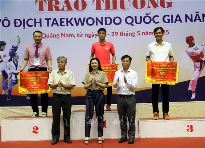 Ban tổ chức trao thưởng cho các đoàn đạt giải. Ảnh: Trịnh Bang Nhiệm - TTXVN