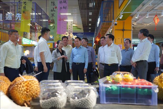 Bộ trưởng Bộ Nông nghiệp và Môi trường Đỗ Đức Duy đến khảo sát Trung tâm phân phối nông sản Tân Phát Địa. Ảnh: Quang Hưng - PV TTXVN tại Bắc Kinh.