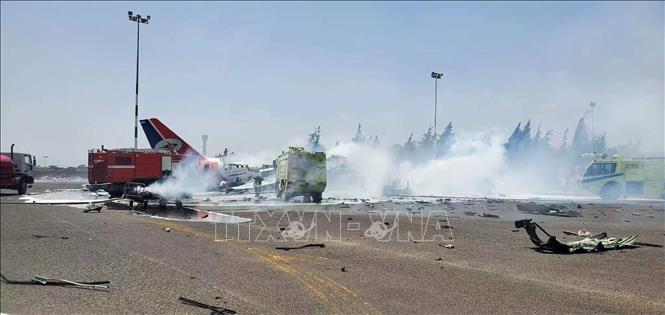 Máy bay bị phá hủy sau cuộc không kích của Israel tại sân bay quốc tế Sanaa, Yemen, ngày 28/5/2025. Ảnh: THX/TTXVN