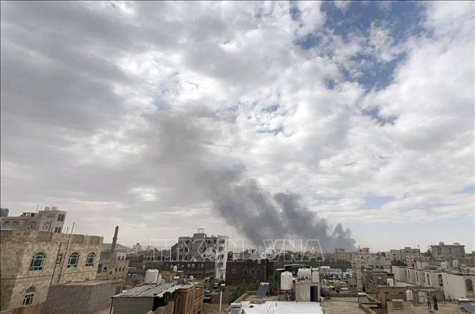 Khói bốc lên sau cuộc không kích của Israel tại Sanaa, Yemen. Ảnh: THX/TTXVN