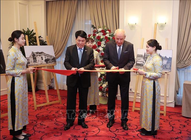 Vietnamese State President Luong Cuong and Hungarian President Sulyok Tamas opens the exhibition. VNA Photo: Lâm Khánh 