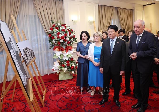 Vietnamese State President Luong Cuong, Hungarian President Sulyok Tamas and their spouses at the exhibition. VNA Photo: Lâm Khánh 