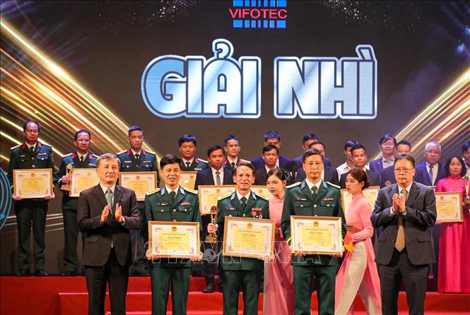 BTC trao giải Nhì của Giải thưởng Sáng tạo khoa học công nghệ Việt Nam năm 2024. Ảnh: Khánh Hoà - TTXVN