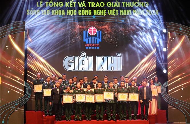 Trao giải Nhì của Giải thưởng Sáng tạo khoa học công nghệ Việt Nam năm 2024. Ảnh: Khánh Hoà - TTXVN