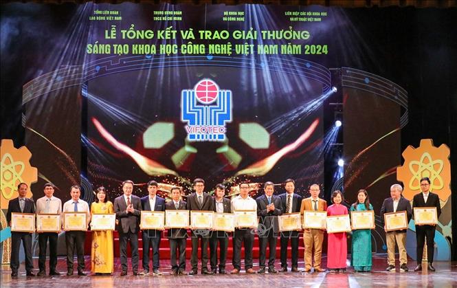 Trao giải Khuyến khích của Giải thưởng Sáng tạo khoa học công nghệ Việt Nam năm 2024. Ảnh: Khánh Hoà - TTXVN