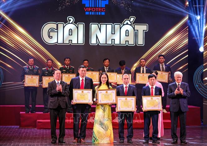 Trao giải Nhất của Giải thưởng Sáng tạo khoa học công nghệ Việt Nam năm 2024. Ảnh: Khánh Hoà - TTXVN