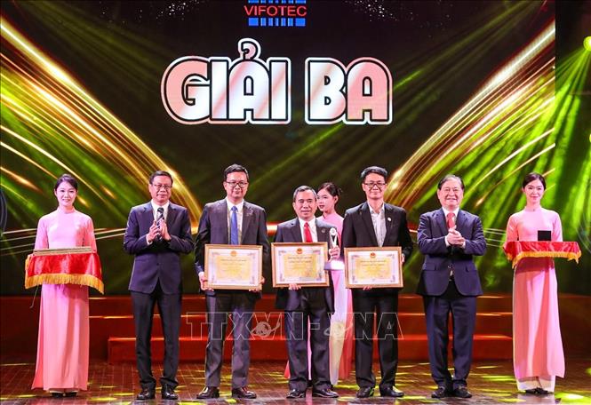 Trao giải Ba của Giải thưởng Sáng tạo khoa học công nghệ Việt Nam năm 2024. Ảnh: Khánh Hoà - TTXVN