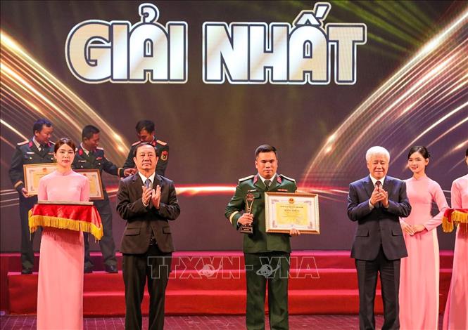 Trao giải Nhất của Giải thưởng Sáng tạo khoa học công nghệ Việt Nam năm 2024. Ảnh: Khánh Hoà - TTXVN