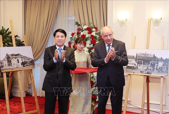Vietnamese State President Luong Cuong and Hungarian President Sulyok Tamas open the exhibition. VNA Photo: Lâm Khánh 