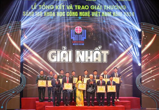 Trao giải Nhất của Giải thưởng Sáng tạo khoa học công nghệ Việt Nam năm 2024. Ảnh: Khánh Hoà - TTXVN