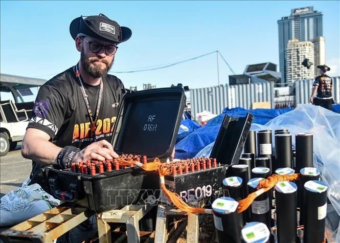 Despite the summer heat, the Finnish team meticulously arranged over 15,000 fireworks and fine-tuned their control systems. VNA Photo: Quốc Dũng 