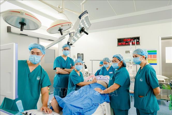 Các bác sĩ 2 bệnh viện Từ Dũ và Nhi Đồng 1 phối hợp phẫu thuật cho sản phụ người Singapore. Ảnh: TTXVN phát