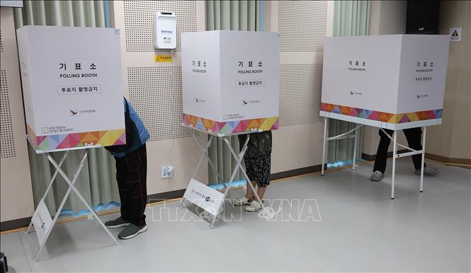 Cử tri bỏ phiếu sớm bầu Tổng thống tại điểm bầu cử ở Seoul, Hàn Quốc, ngày 29/5/2025. Ảnh: Yonhap/TTXVN