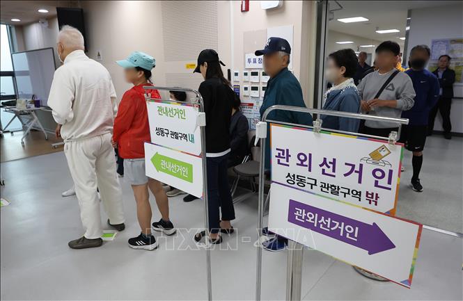 Cử tri xếp hàng chờ bỏ phiếu sớm bầu Tổng thống tại điểm bầu cử ở Seoul, Hàn Quốc, ngày 29/5/2025. Ảnh: Yonhap/TTXVN