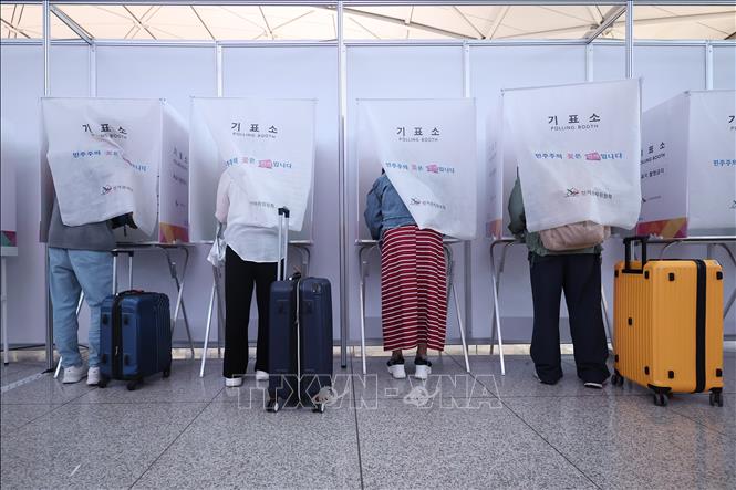 Cử tri bỏ phiếu sớm bầu Tổng thống tại điểm bầu cử ở Seoul, Hàn Quốc, ngày 29/5/2025. Ảnh: Yonhap/TTXVN