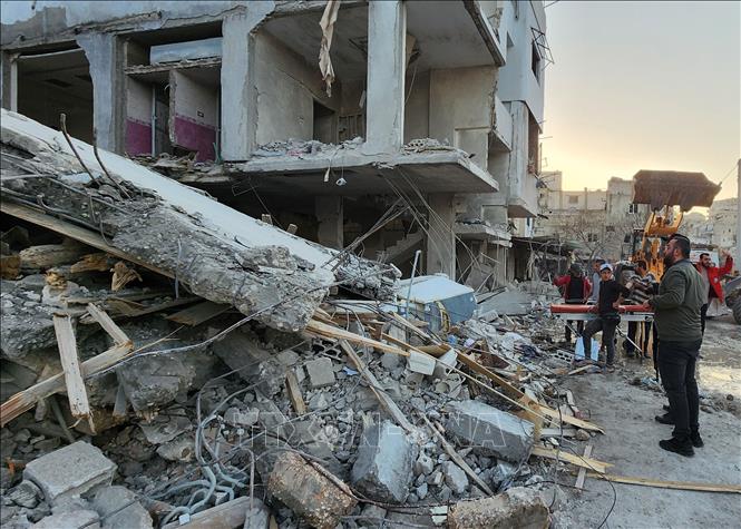 Tòa nhà tại Latakia, Syria bị phá hủy sau một vụ nổ, ngày 15/3/2025. Ảnh: THX/TTXVN