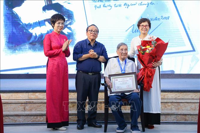 Tổng Giám đốc TTXVN Vũ Việt Trang và Phó Chủ tịch Hội Nhà văn Việt Nam, Chủ tịch Hội đồng giám khảo Trần Đăng Khoa trao giải 