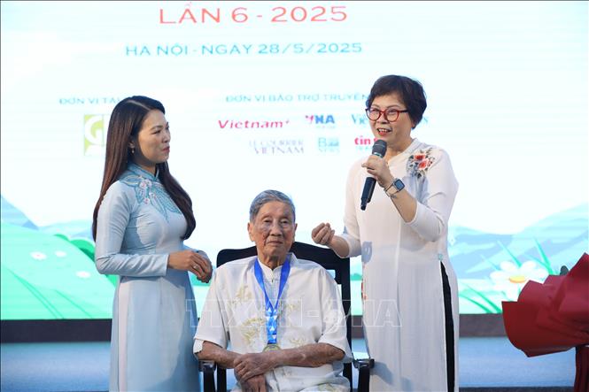 Nhà báo Phạm Hồng Tuyến, con gái Nhạc sĩ Phạm Tuyên chia sẻ cảm xúc tại chương trình. Ảnh: Lê Đông – TTXVN