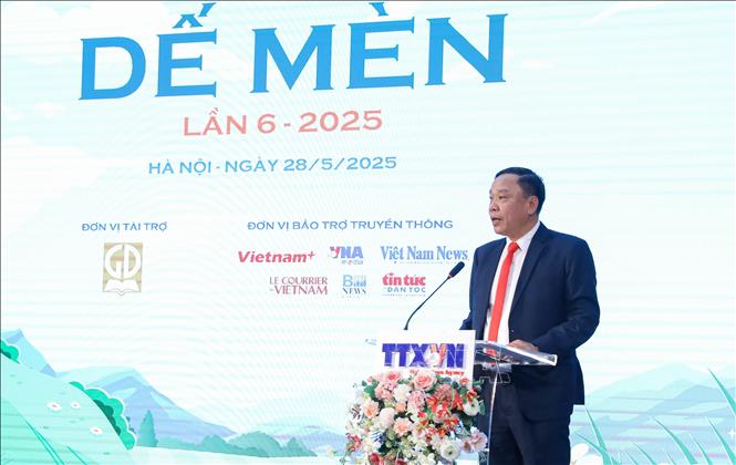 
Tổng biên tập Báo Thể thao và Văn hoá (TTXVN) Nguyễn Thiện Thuật, Trưởng Ban tổ chức Giải thưởng thiếu nhi Dế Mèn phát biểu khai mạc. Ảnh: Lê Đông - TTXVN