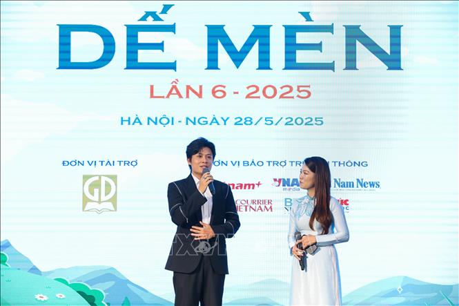 Nhạc sĩ Nguyễn Văn Chung (Đại sứ truyền cảm hứng Dế Mèn) chia sẻ cảm nhận giải thưởng. Ảnh: Lê Đông - TTXVN