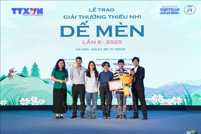 Phó Tổng Giám đốc TTXVN Nguyễn Thị Sự và nhạc sĩ Nguyễn Văn Chung (Đại sứ truyền cảm hứng Dế Mèn) lên trao giải 