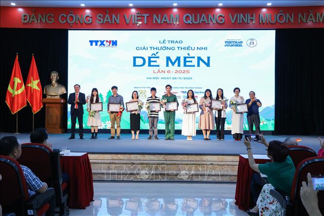 Tổng biên tập Báo Thể thao và Văn hoá (TTXVN) Nguyễn Thiện Thuật và Phó Chủ tịch Hội Nhà văn Việt Nam, Chủ tịch Hội đồng giám khảo Trần Đăng Khoa trao giải Top 10 Chung khảo giải Dế Mèn lần thứ 6 - năm 2025. Ảnh: Lê Đông - TTXVN