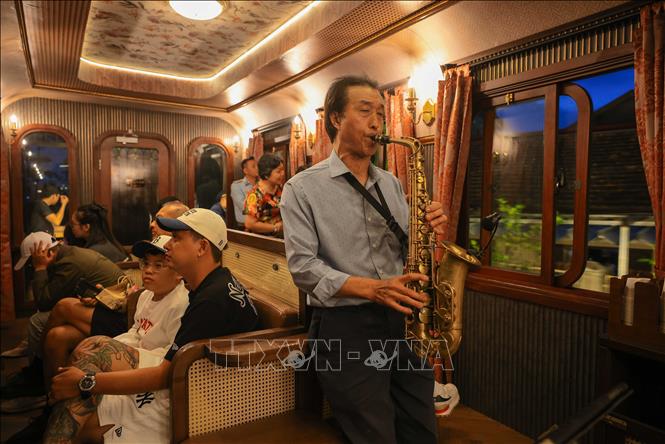 Saxophonist Phan Kim delivers tender melodies set against the poetic backdrop of “Da Lat at sunset”. VNA Photo: Hoàng Hiếu