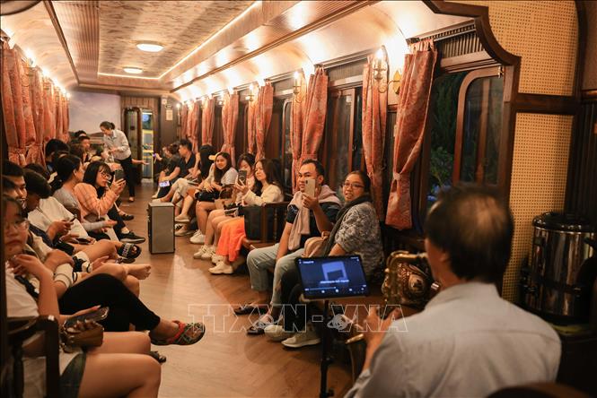 Many visitors have embraced the experience of live music aboard the “Dreamy night in Da Lat” train. VNA Photo: Hoàng Hiếu