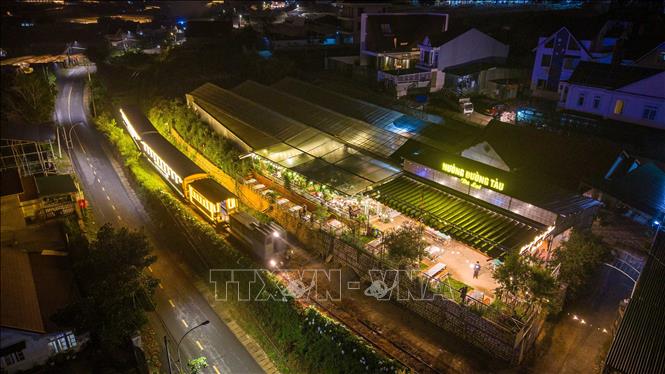 This train journey offers visitors a chance to take in the enchanting night-time scenery of Da Lat city. VNA Photo: Hoàng Hiếu