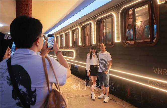 Tourists capturing memories before their journey. VNA Photo: Hoàng Hiếu
