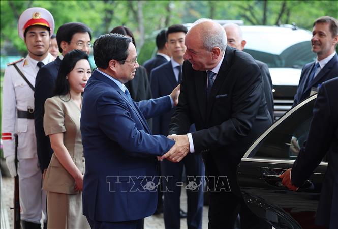Thủ tướng Phạm Minh Chính đón Tổng thống Hungary Sulyok Tamas. Ảnh: Dương Giang – TTXVN
