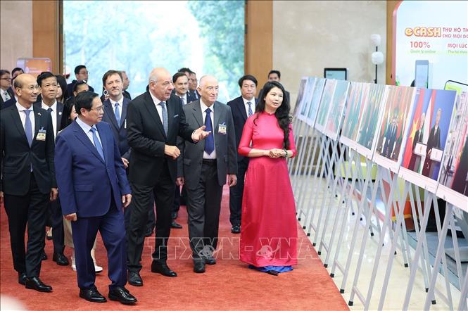 Thủ tướng Phạm Minh Chính và Tổng thống Hungary Sulyok Tamas tham quan trưng bày ảnh về hợp tác giữa hai nước, do Thông tấn xã Việt Nam thực hiện. Ảnh: Dương Giang – TTXVN
