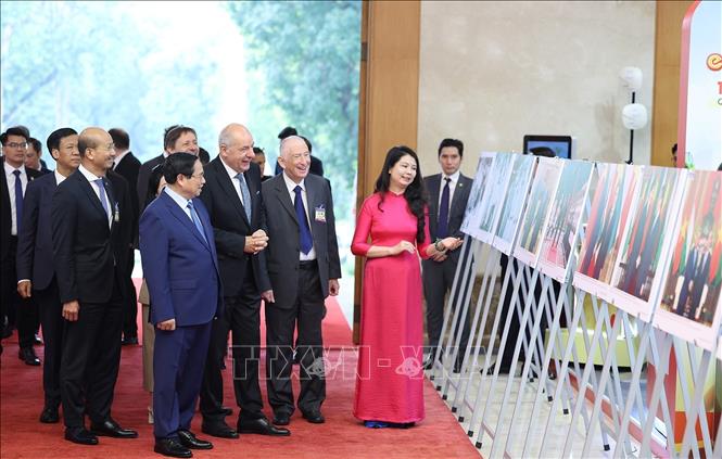 Thủ tướng Phạm Minh Chính và Tổng thống Hungary Sulyok Tamas tham quan trưng bày ảnh về hợp tác giữa hai nước, do Thông tấn xã Việt Nam thực hiện. Ảnh: Dương Giang – TTXVN
